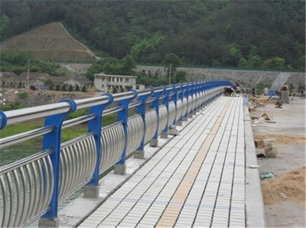 宁德不锈钢桥梁护栏的特性及其在现代建筑中的应用